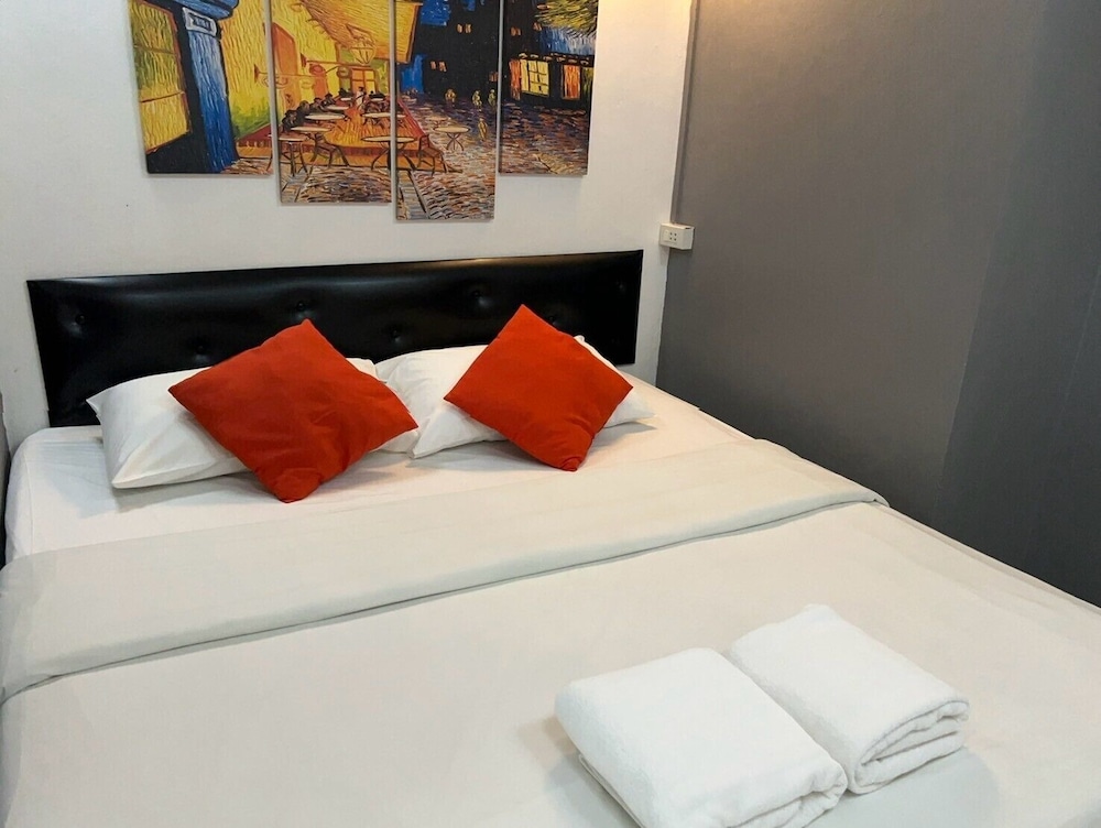 Budget Double or Twin Room thumbnail 5