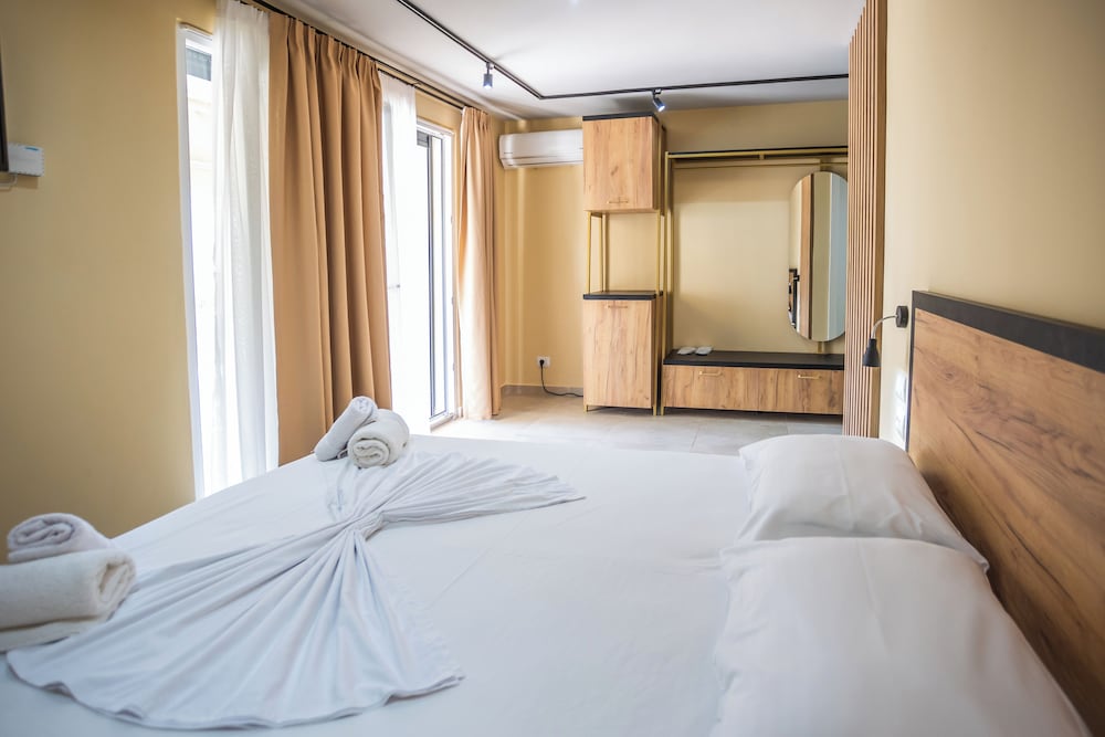 Classic Triple- Garden/City View
