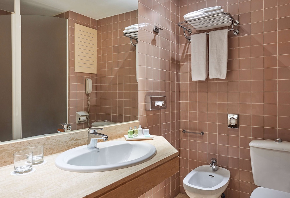 Standard Room (Extra Bed 3 adults) - Photo 5