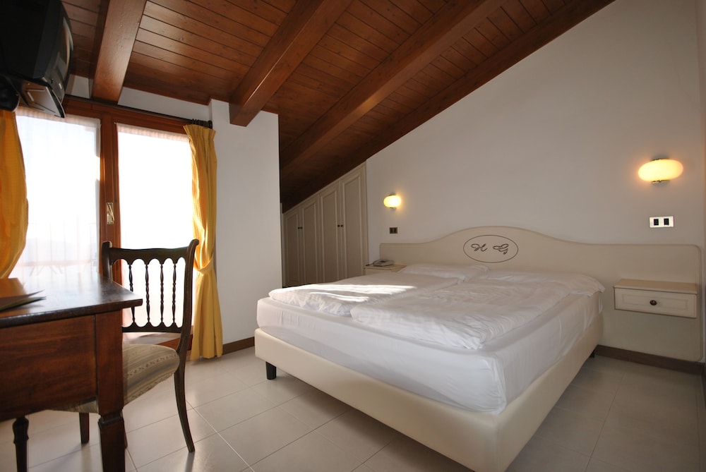 Standard Double Room, Terrace, Partial Lake View photo 2