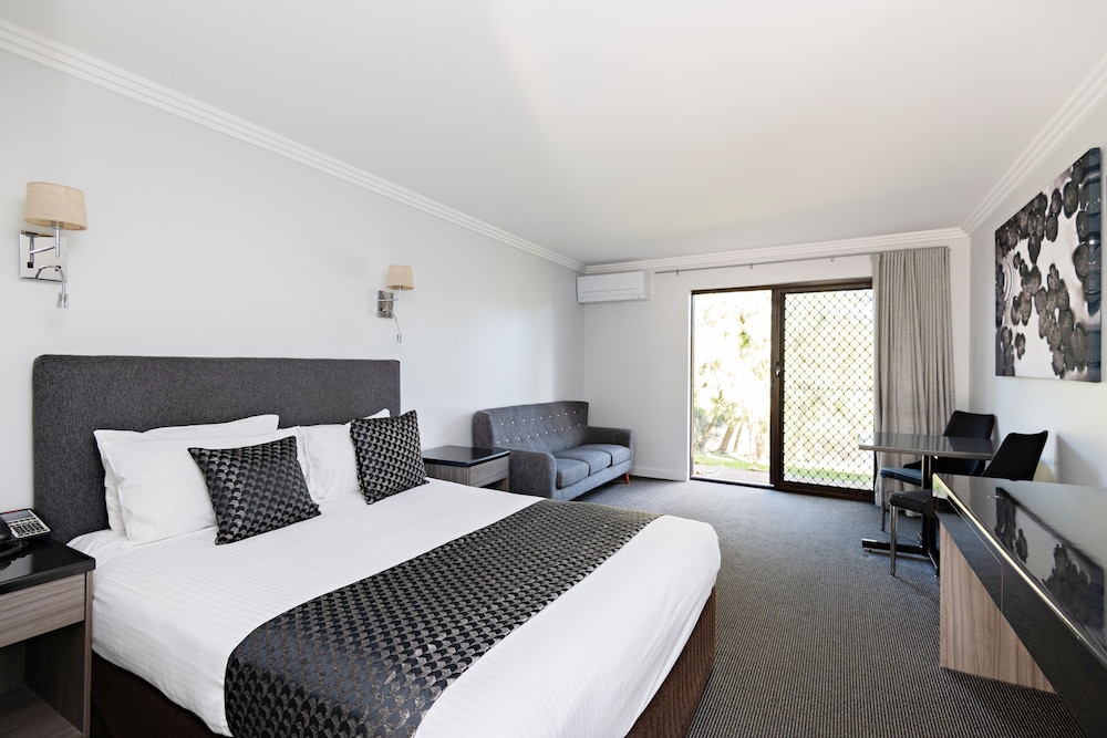 Executive Room, 1 Queen Bed, Lake View, Free Wi-Fi & Parking