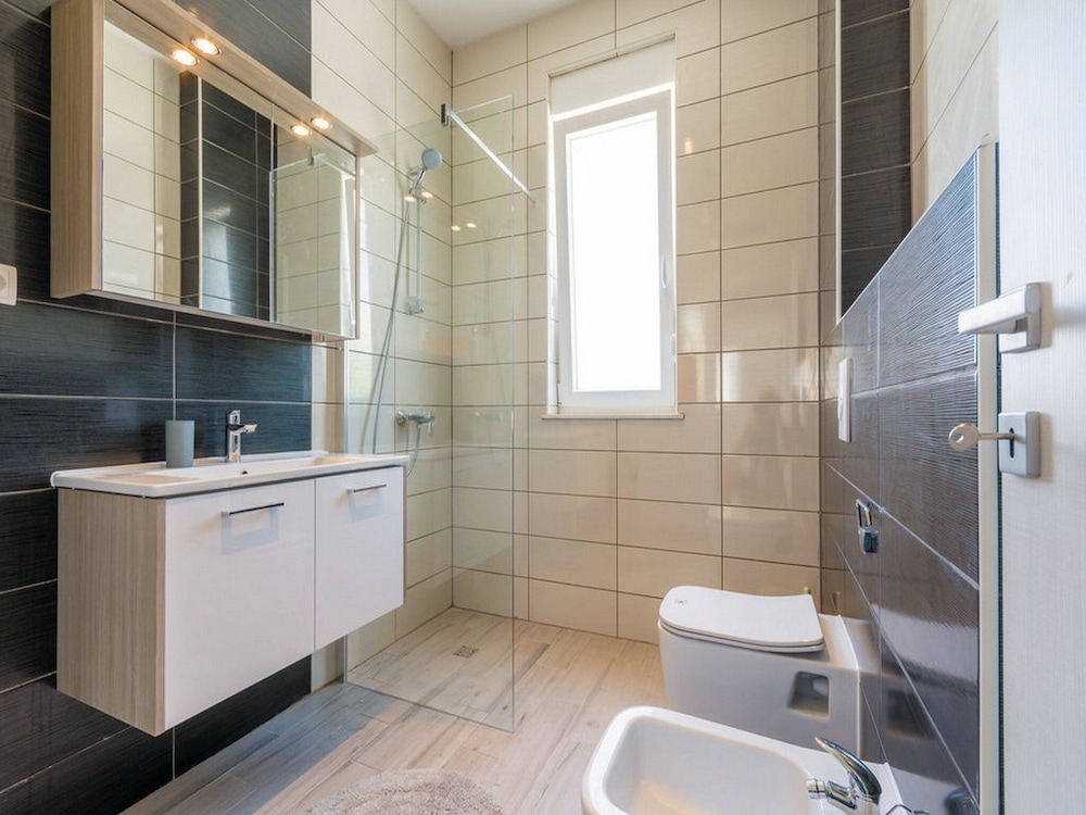 Apartment (Four Bedroom Holiday Home with Swimmi) photo 2