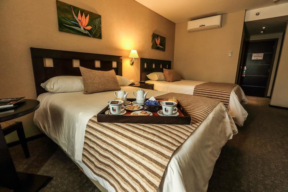 Room, 2 Queen Beds photo 3