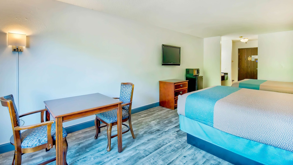 Deluxe Room, 2 Queen Beds, Non Smoking, Refrigerator & Microwave - Photo 3