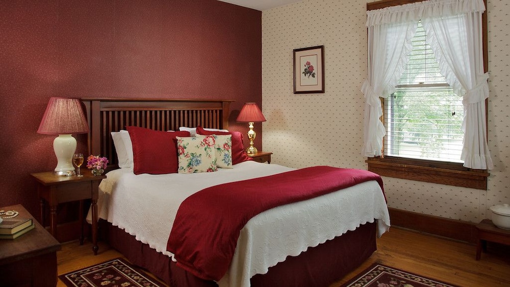 Double Room, 1 Queen Bed (Cherry)