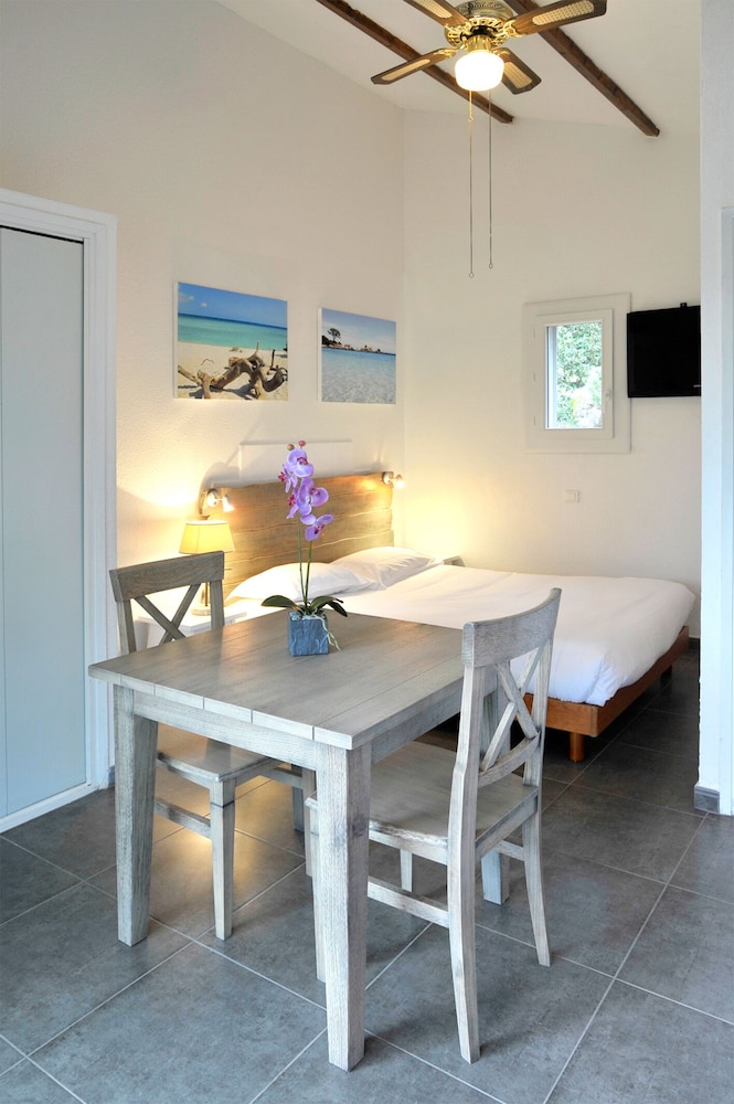 Comfort Studio, 1 Queen Bed, Balcony, Ground Floor photo 3