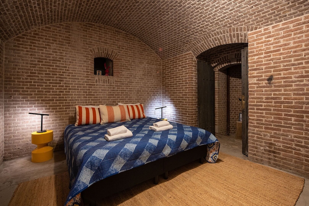 Executive Suite - Photo 3