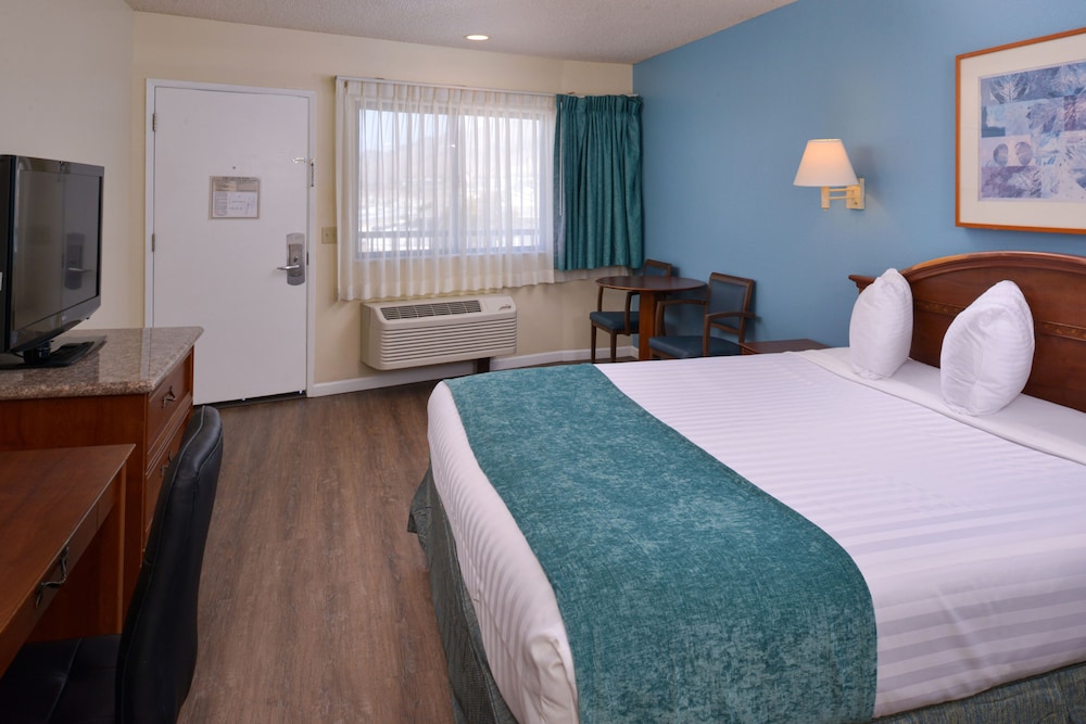 Standard Room, 1 King Bed, Ocean View - Photo 3