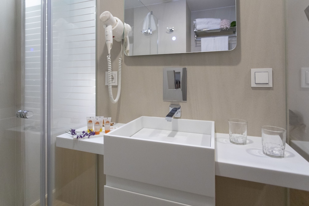 Basic Room (2 Adults) - Photo 7
