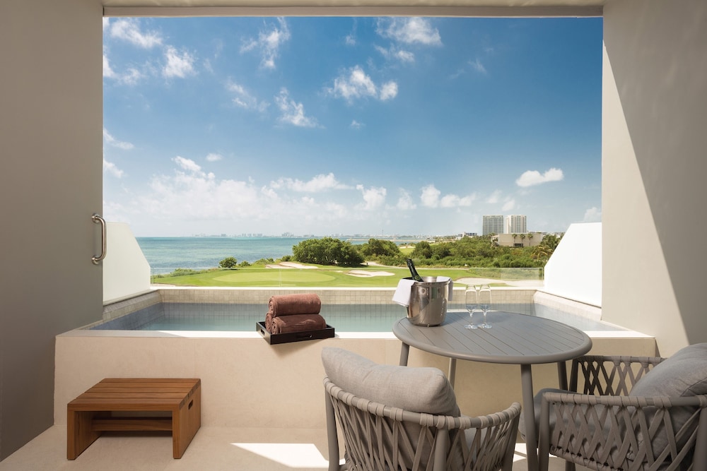 Preferred Club Deluxe Family Suite Ocean View Plunge Pool