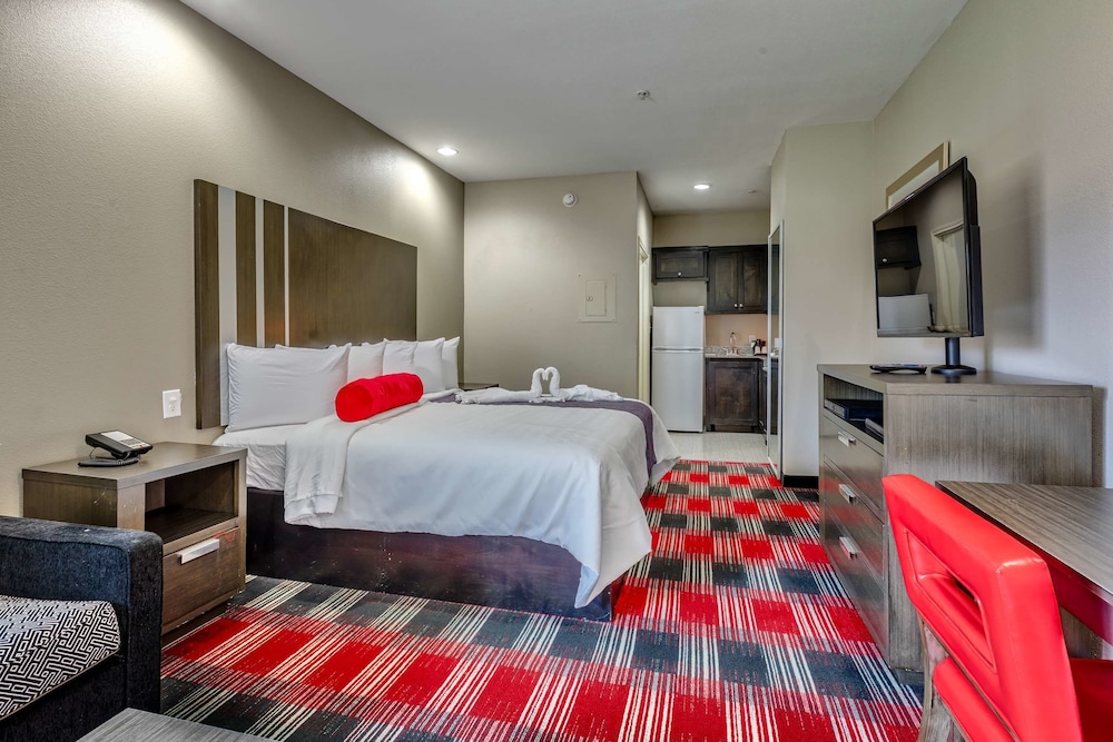 Suite, 1 King Bed, Smoking, Kitchenette photo 2