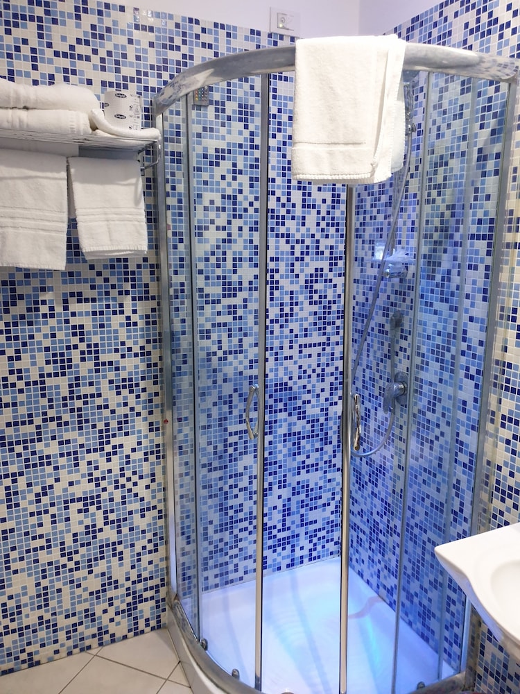 Basic Double Room, 1 King Bed, Ensuite - Photo 19