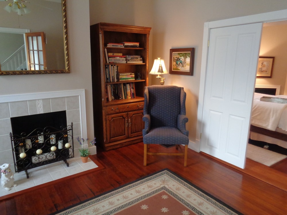 Dillman Suite, 1 Queen Bed, Non Smoking with Jaccuzzi photo 3