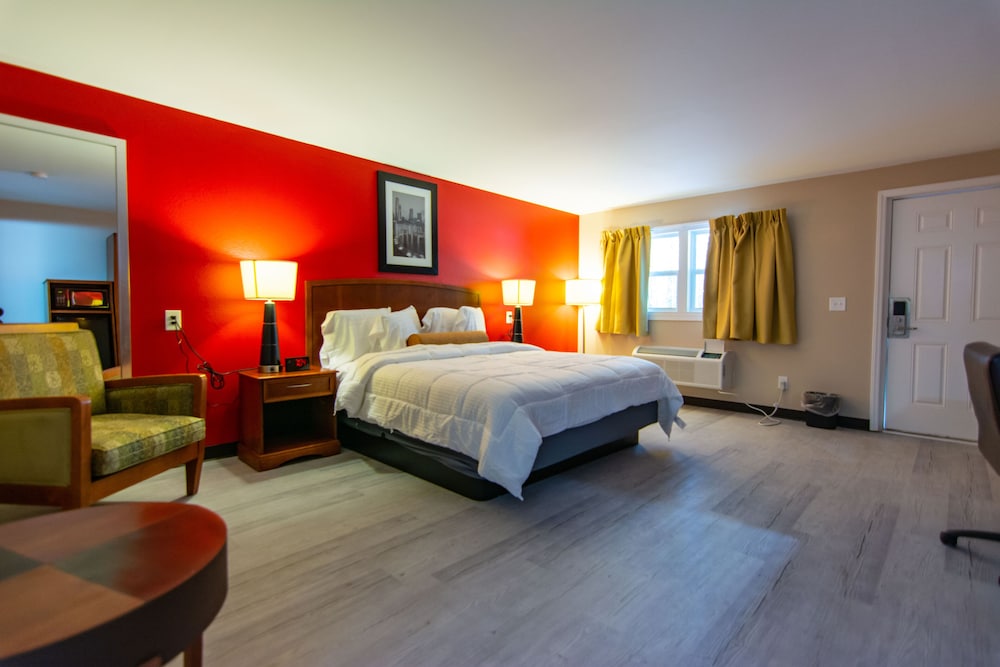 Standard Room, 1 King Bed, Refrigerator & Microwave (Smoking) photo 1