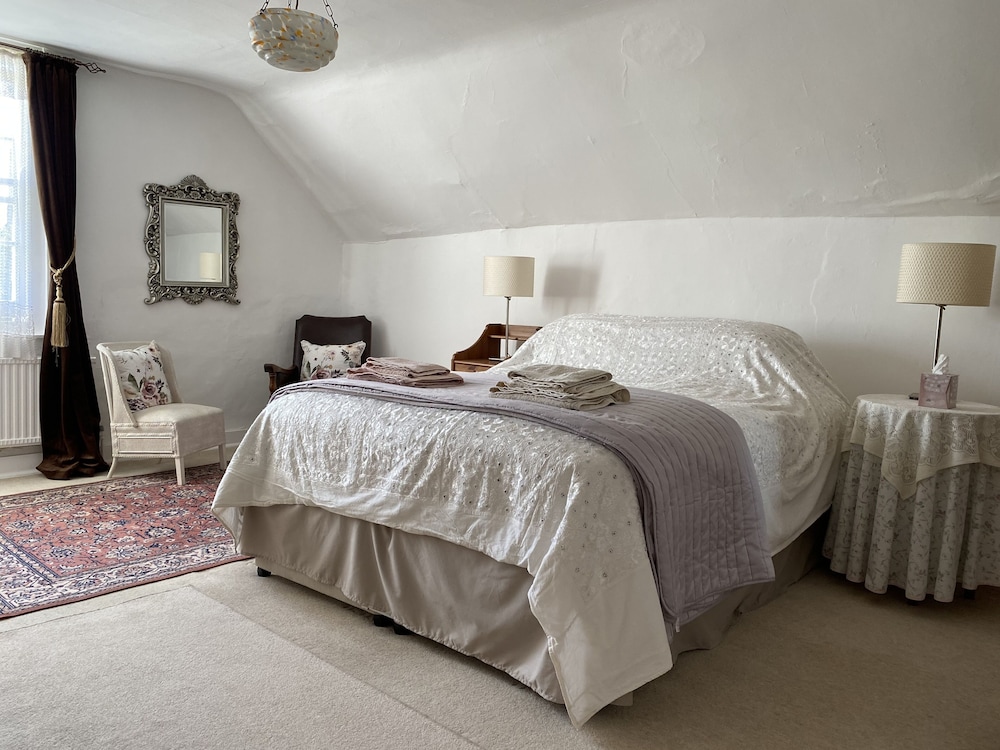 Standard Double Room, Ensuite, Garden View (Southleigh) photo 1