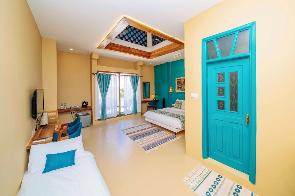 Family Double Room, 1 Queen Bed, Partial Sea View, Poolside
