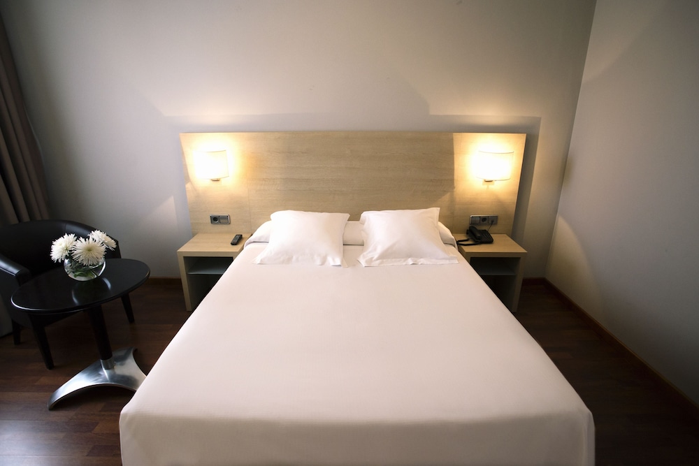 Economy Double Room Single Use - Photo 4