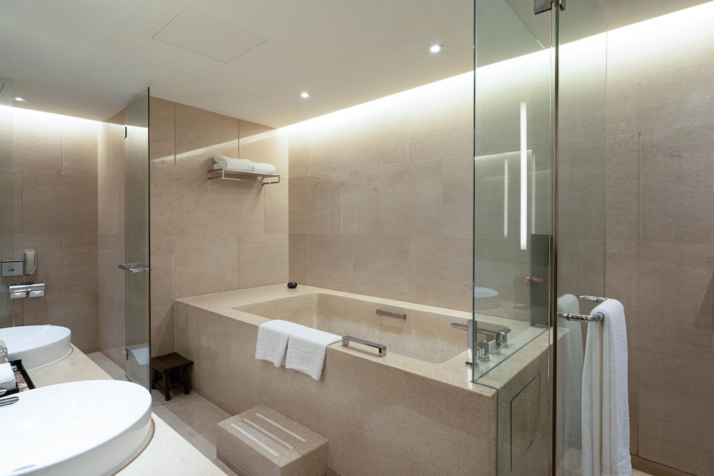Prestige Suite, 1 King Bed photo 3