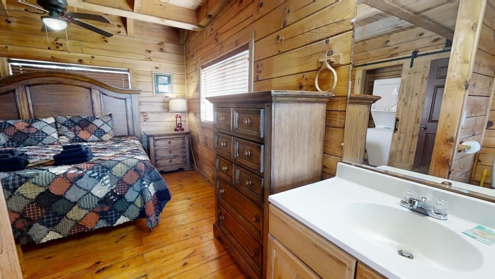 Cabin, Multiple Beds, Hot Tub, Mountain View photo 2