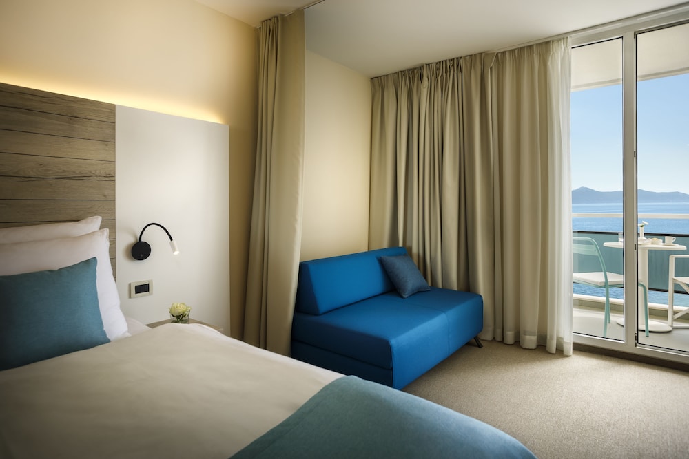 Superior twin room, sea side - Photo 2