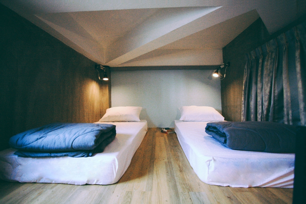Attic Twin Private (Shared Bathroom) photo 1