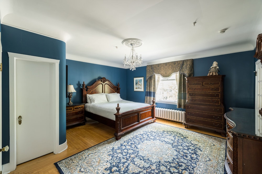 Room, 1 King Bed (Walter S. Monroe Deluxe Suite)