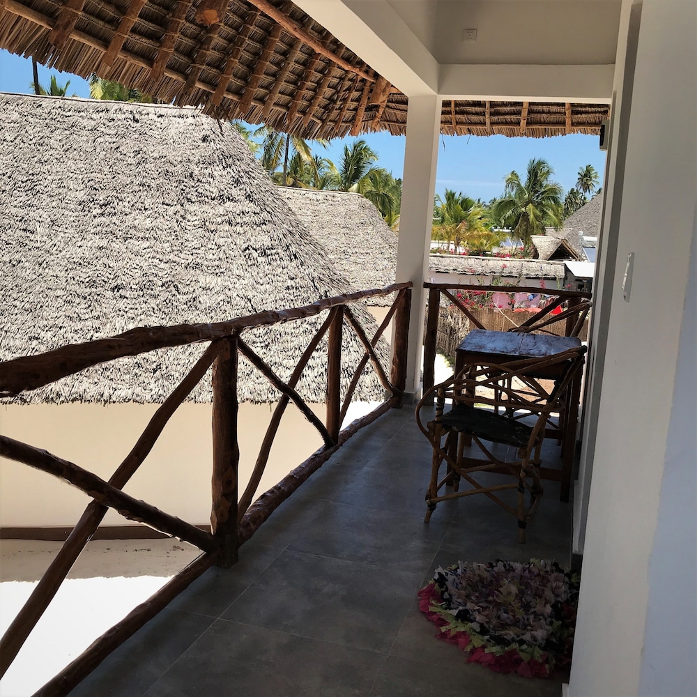 Deluxe Bungalow, 1 King Bed, Partial Sea View, Beachside