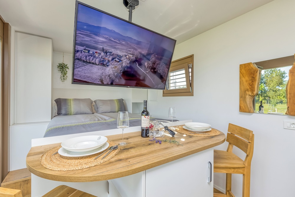Family Studio, Mountain View (Riverside Suite Jure private beach) photo 2