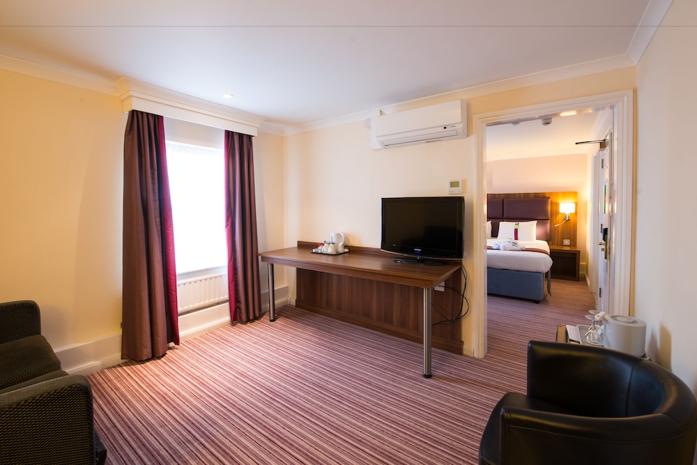 Suite, 1 King Bed with Sofa bed - Photo 1