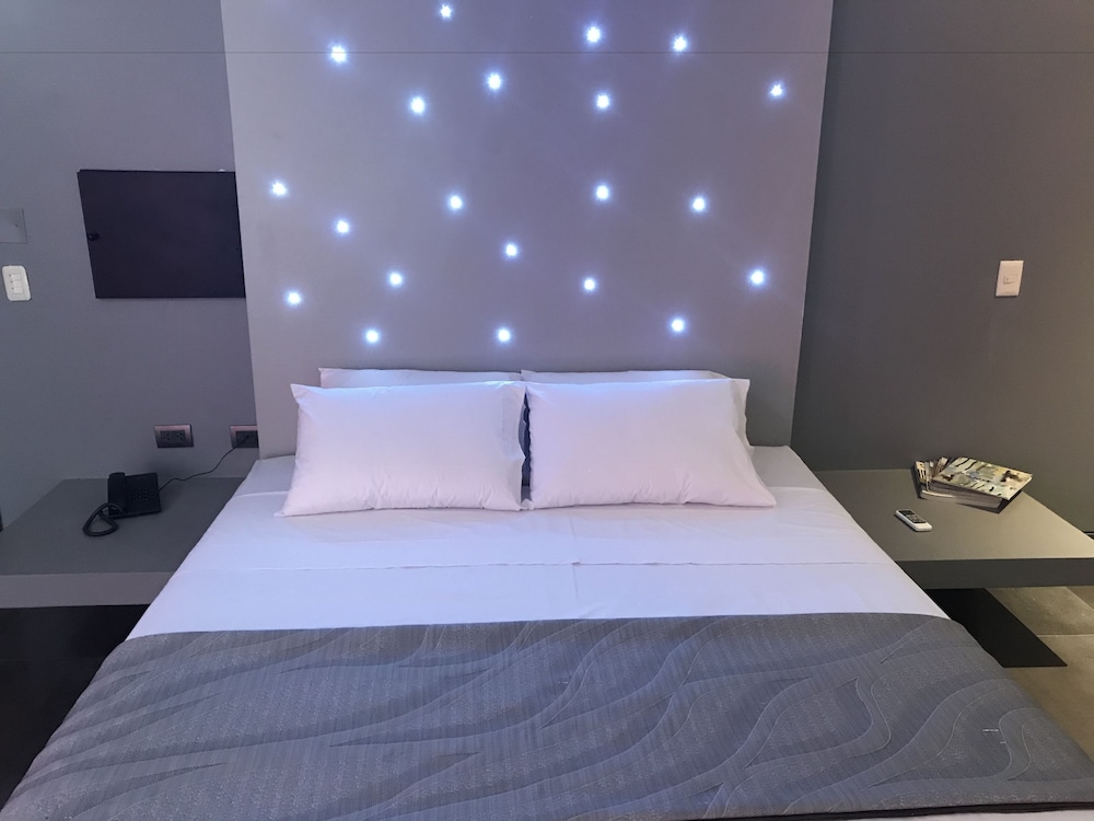 Deluxe Studio Suite, 1 King Bed photo 2