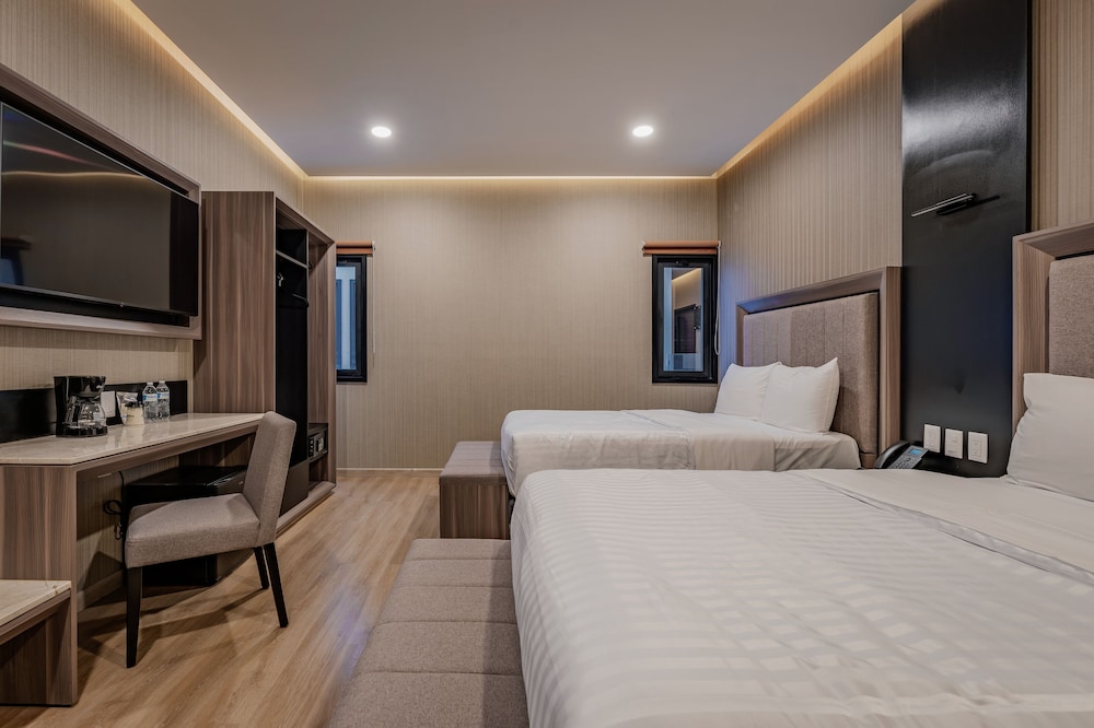 Suite - Photo 14