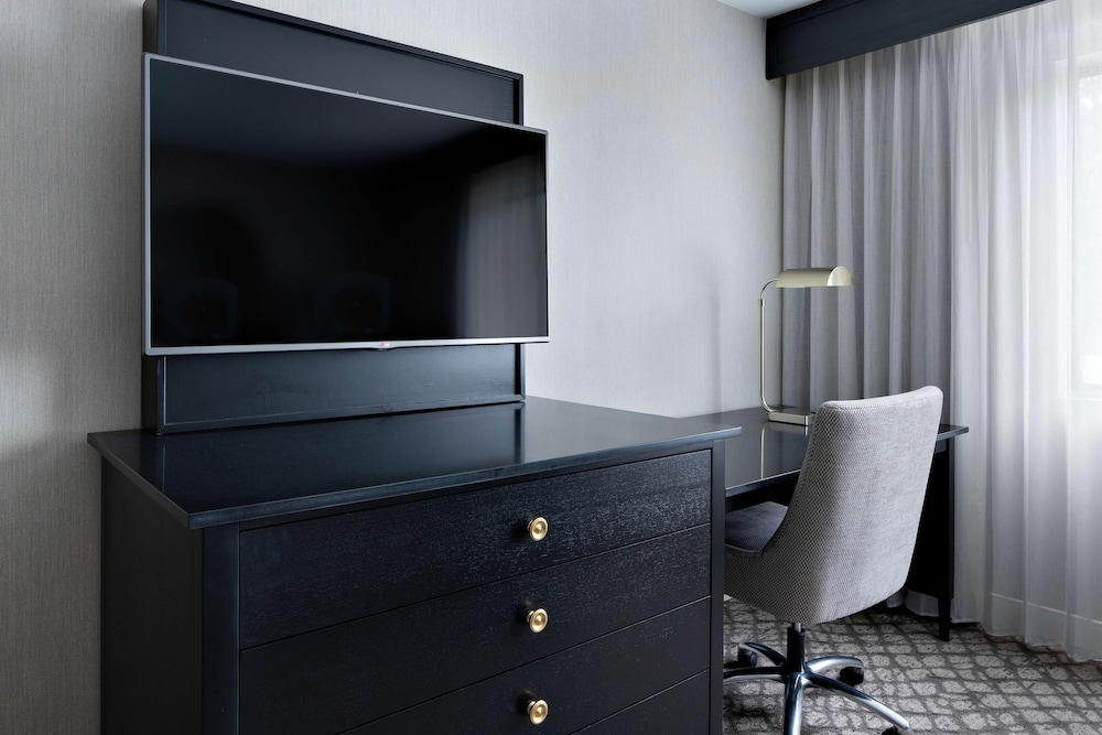 Suite, 1 King Bed (Living Room, Kitchenette) - Photo 2