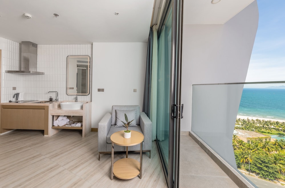 Studio King Partial Sea View with Balcony - Photo 2