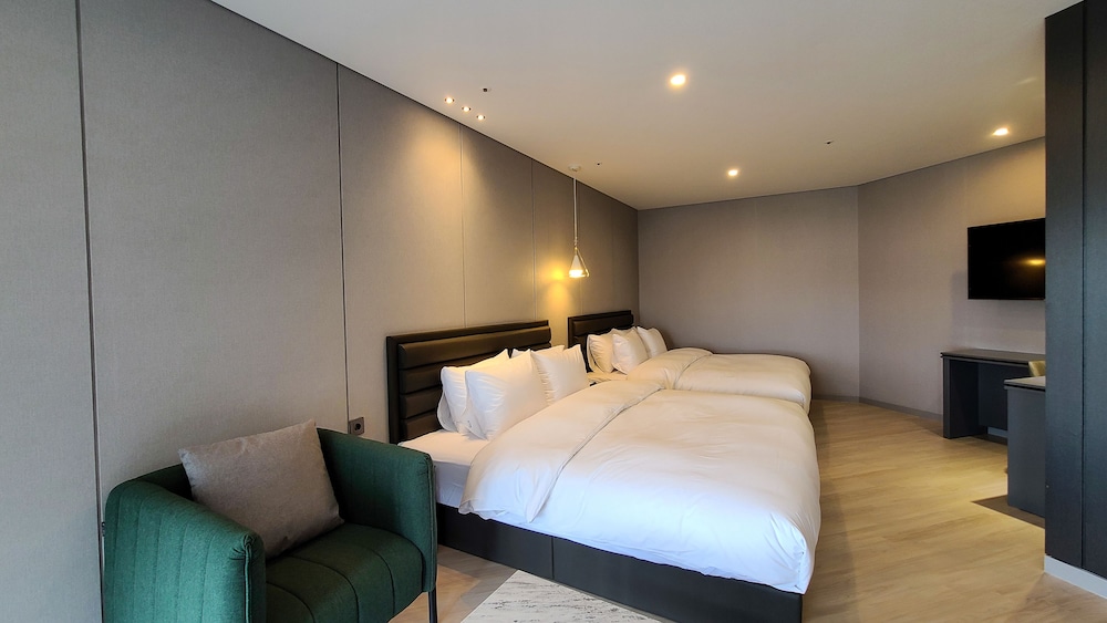 Suite - Photo 1