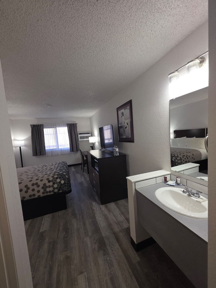 Deluxe Room, 1 Queen Bed, Non Smoking photo 3