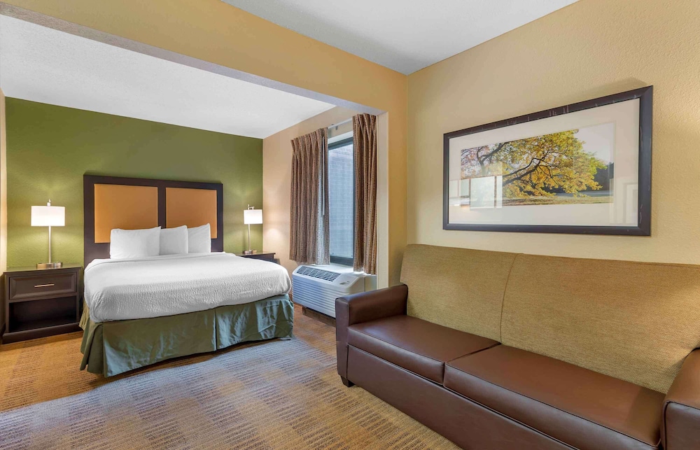 Deluxe Studio, 1 Queen Bed with Sofa bed, Non Smoking - Photo 2