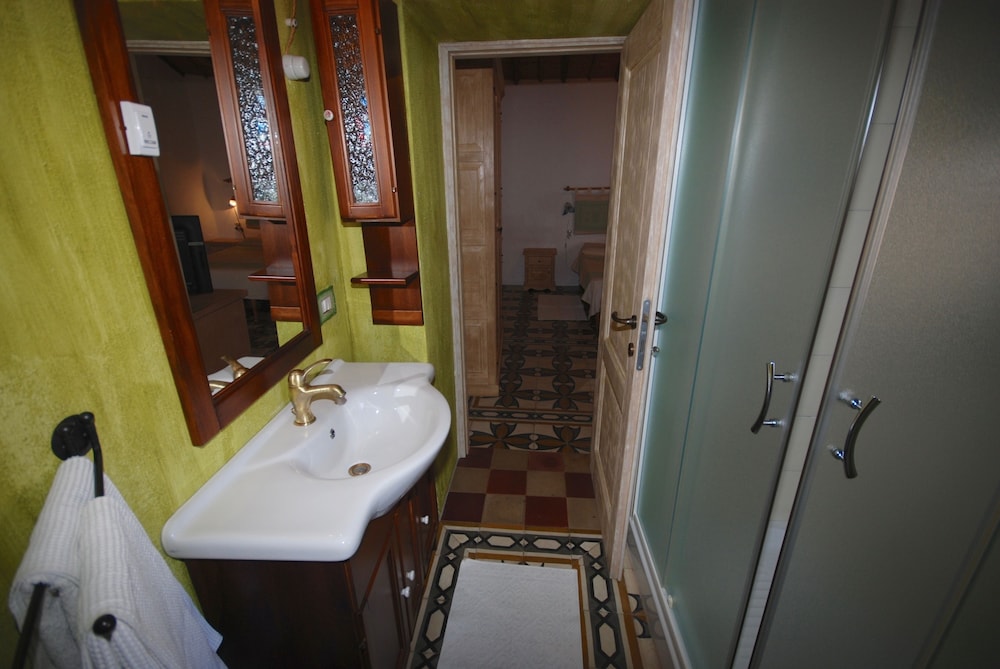 Standard Triple Room, City View photo 3