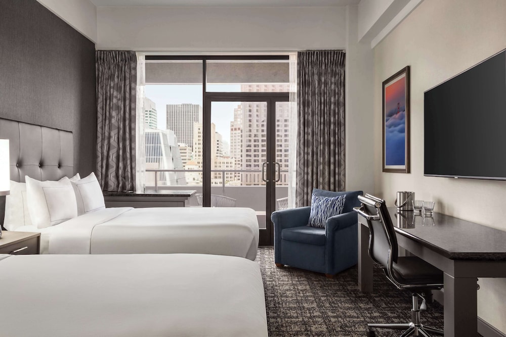 Room, 2 Double Beds, Balcony, City View photo 3