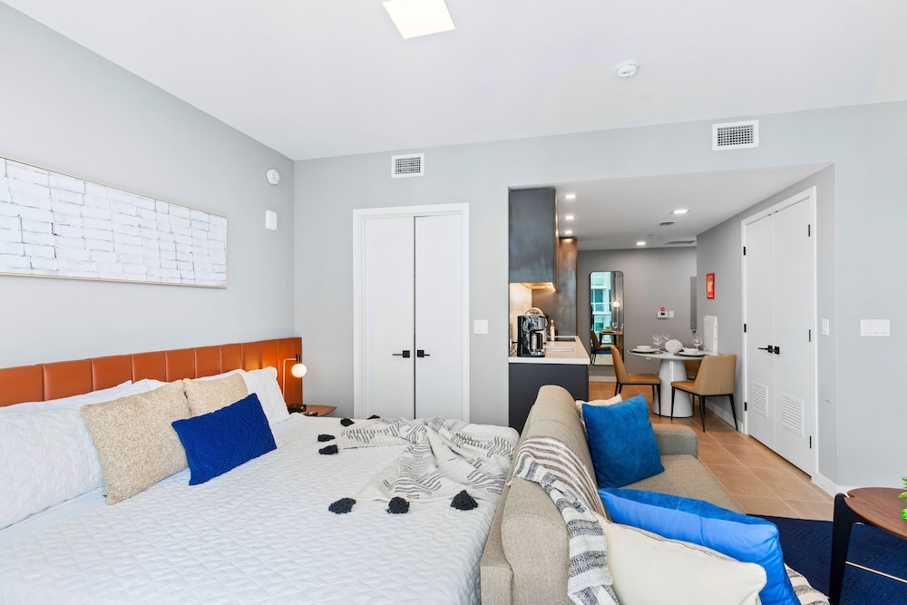Studio (227-2910) photo 1