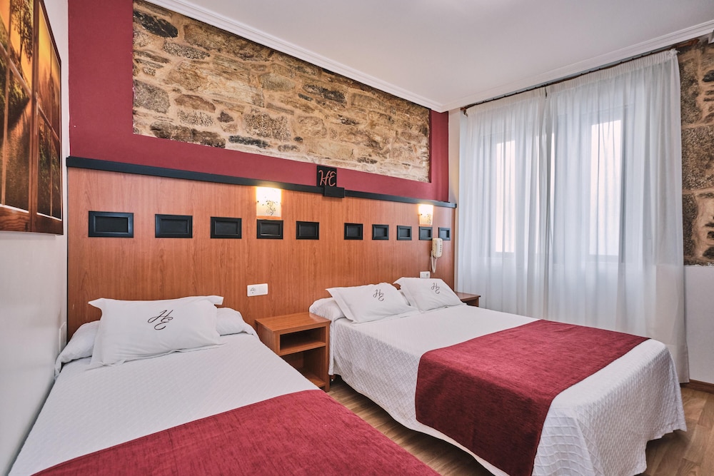 Triple Room (1 double bed and 1 single bed)