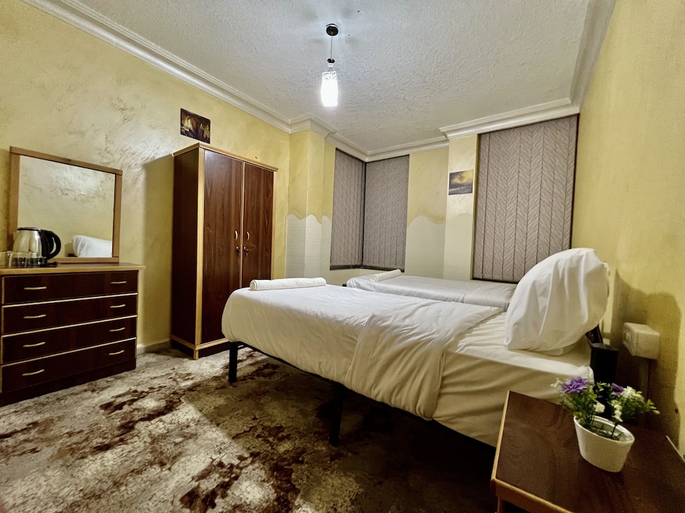 Standard Twin Room - Photo 2