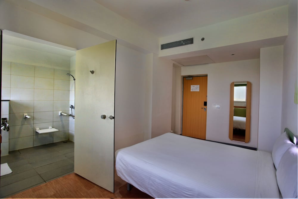 Standard Queen Room photo 1