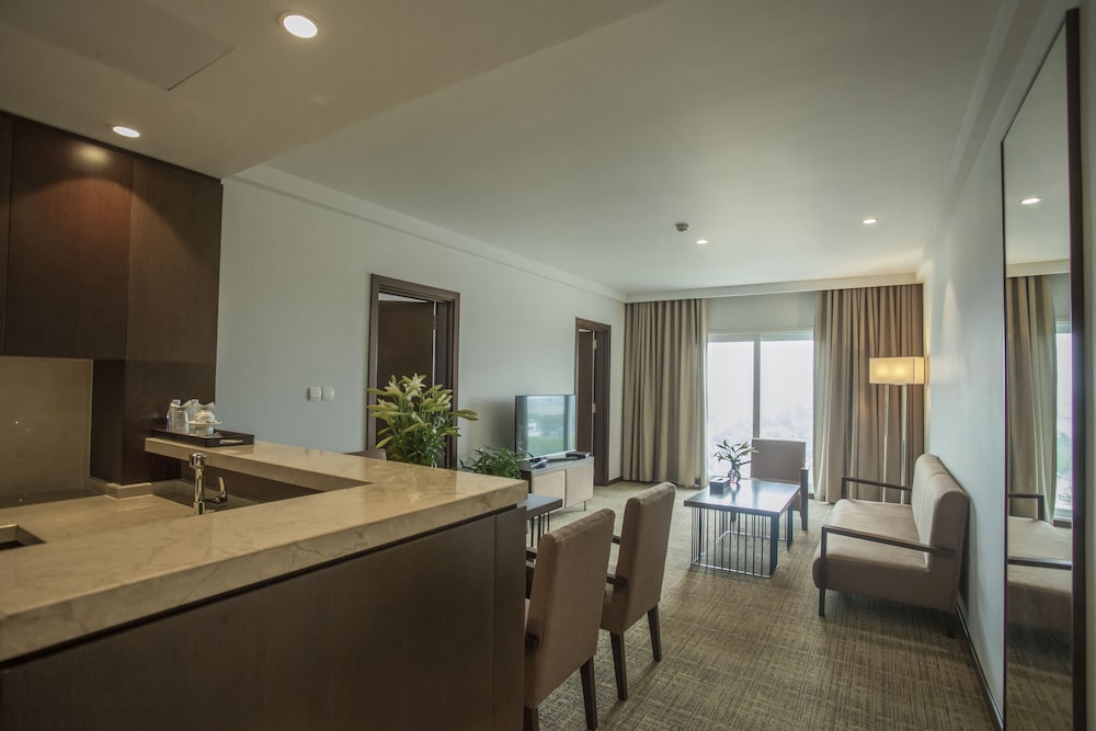 Grand Pearl Suite photo 3