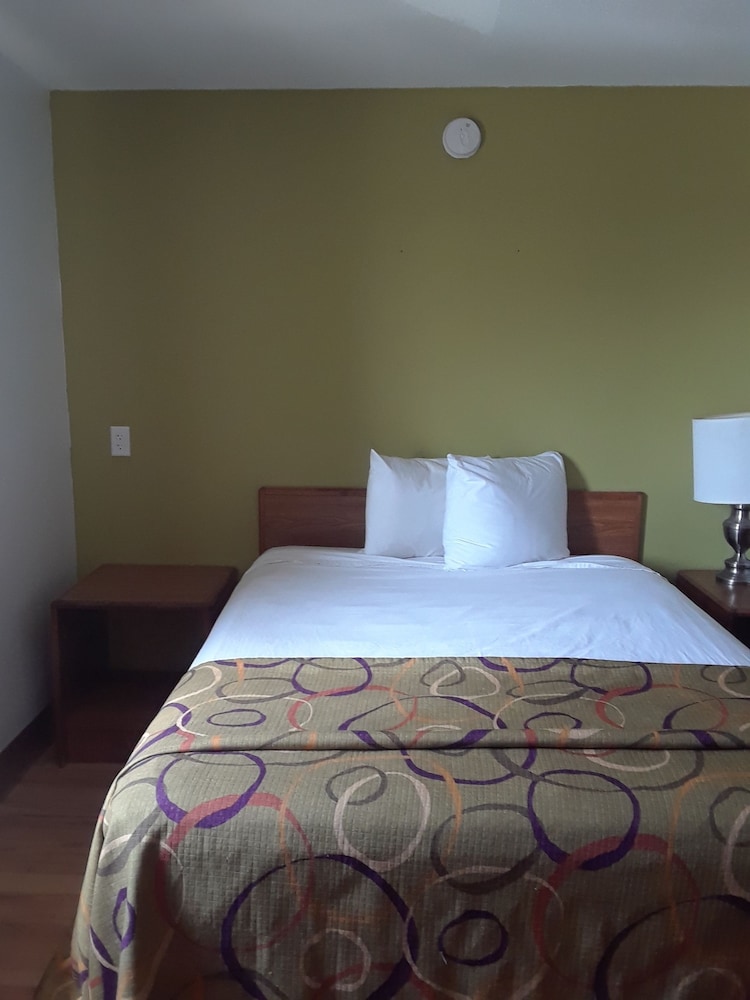 Basic Room, 1 Queen Bed, Non Smoking - Photo 6