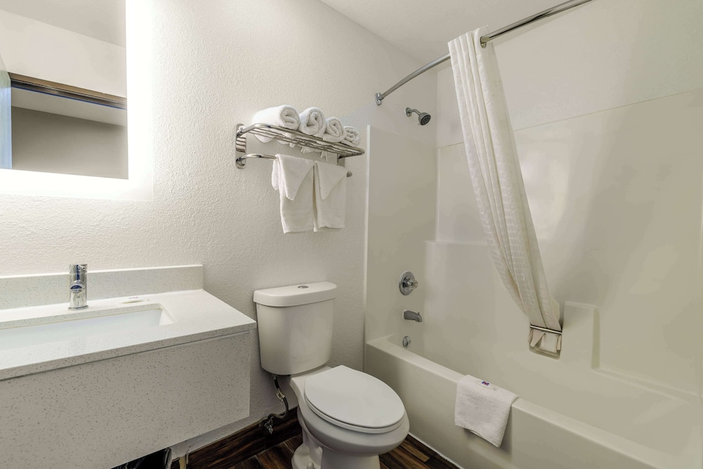 Standard Room, 1 King Bed, Non Smoking, Refrigerator & Microwave - Photo 2