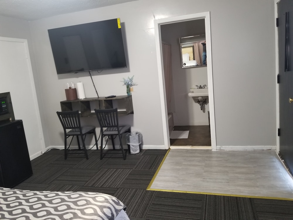 Economy Room, 1 King Bed, Non Smoking photo 2