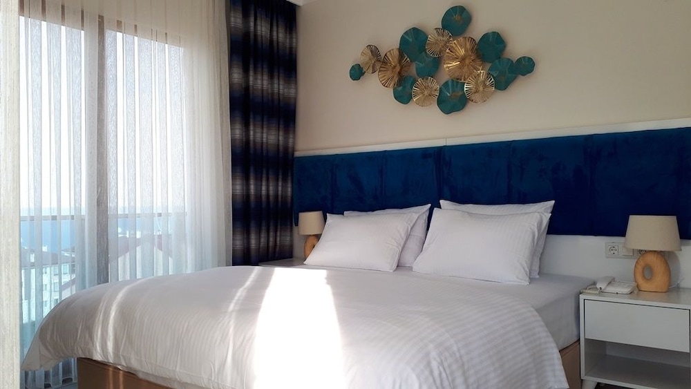 Suite, Balcony, Garden View photo 1