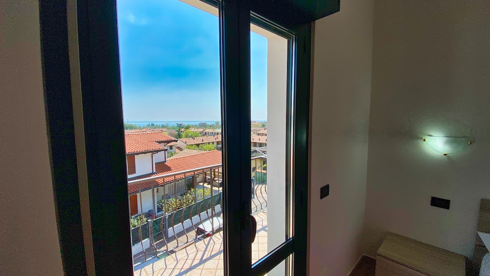 Family Apartment, 1 Bedroom, Balcony, Lake View (Street Side) photo 3