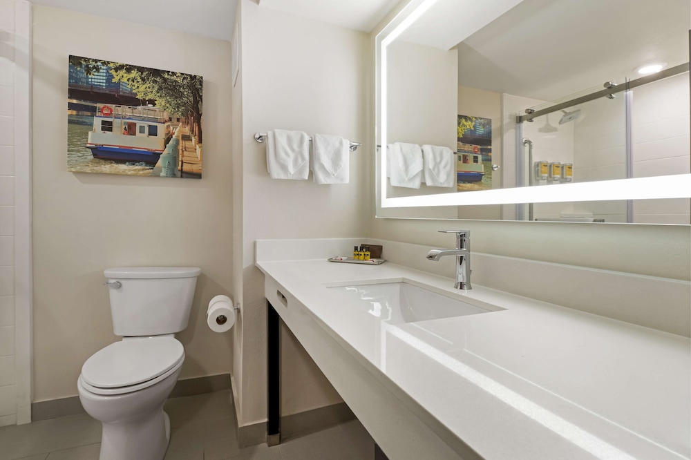 Standard Room, 2 Queen Beds, Non Smoking, Refrigerator & Microwave (Shower Only;Larger Room) - Photo 4