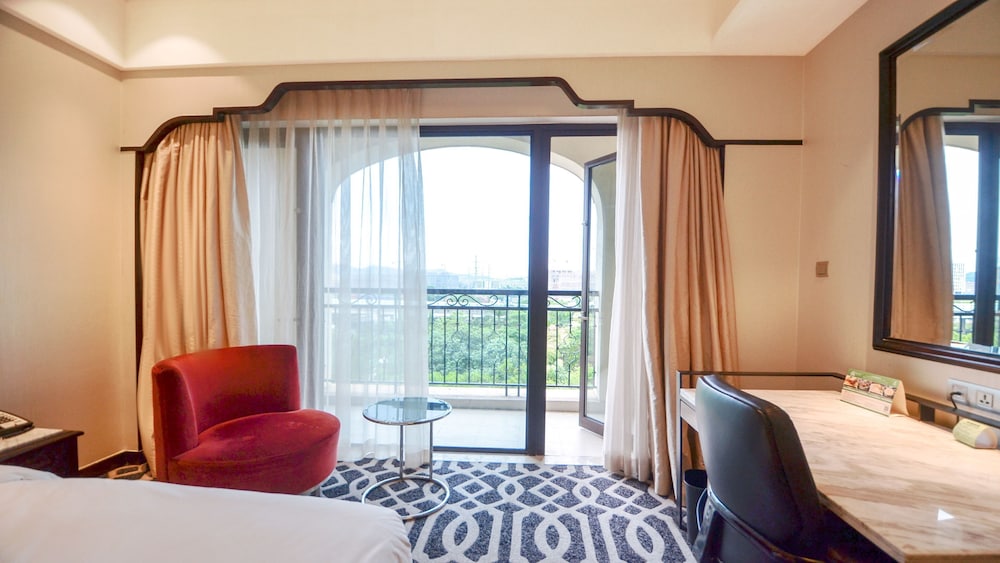 Standard Room, 1 King Bed, Balcony photo 2